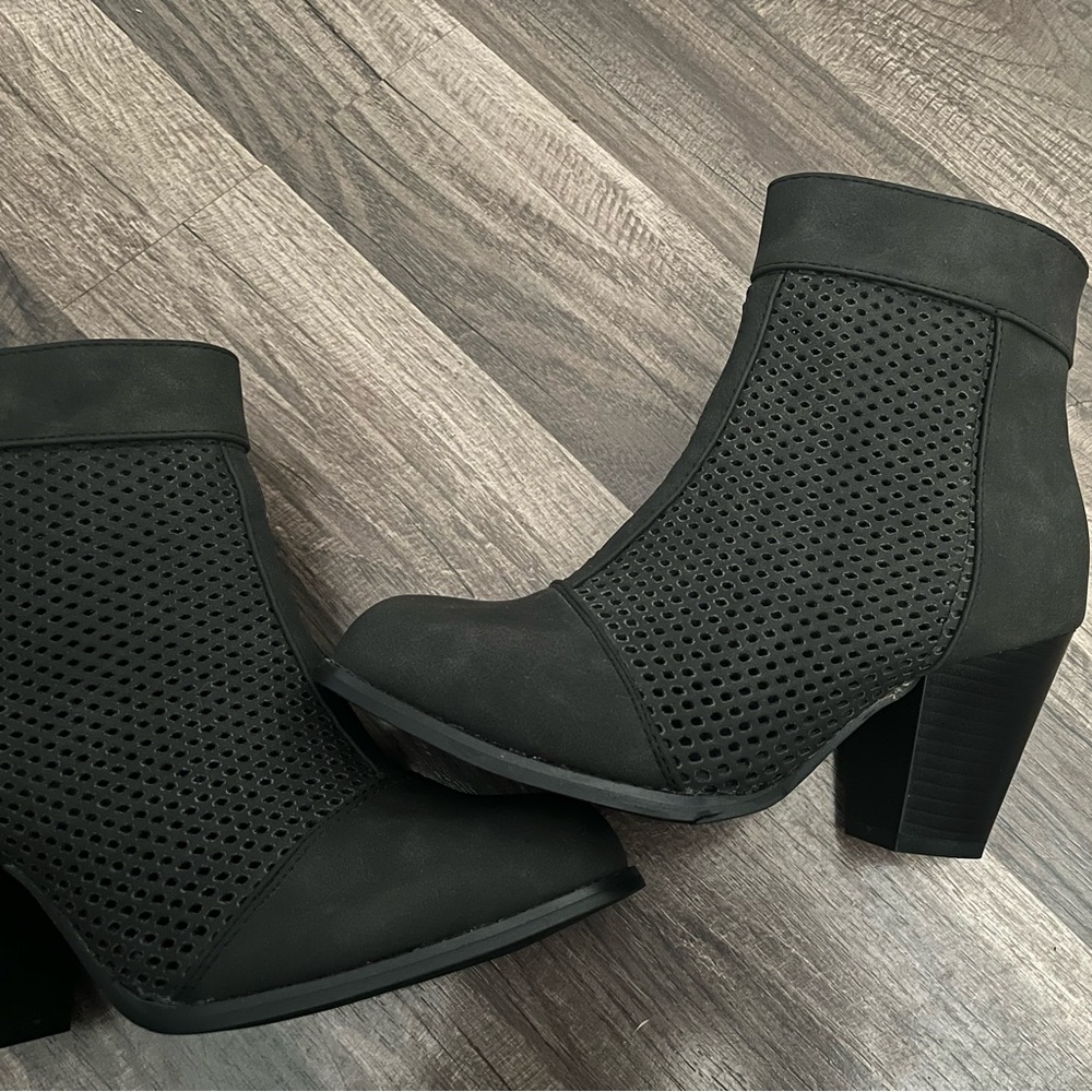 Heeled mid boot